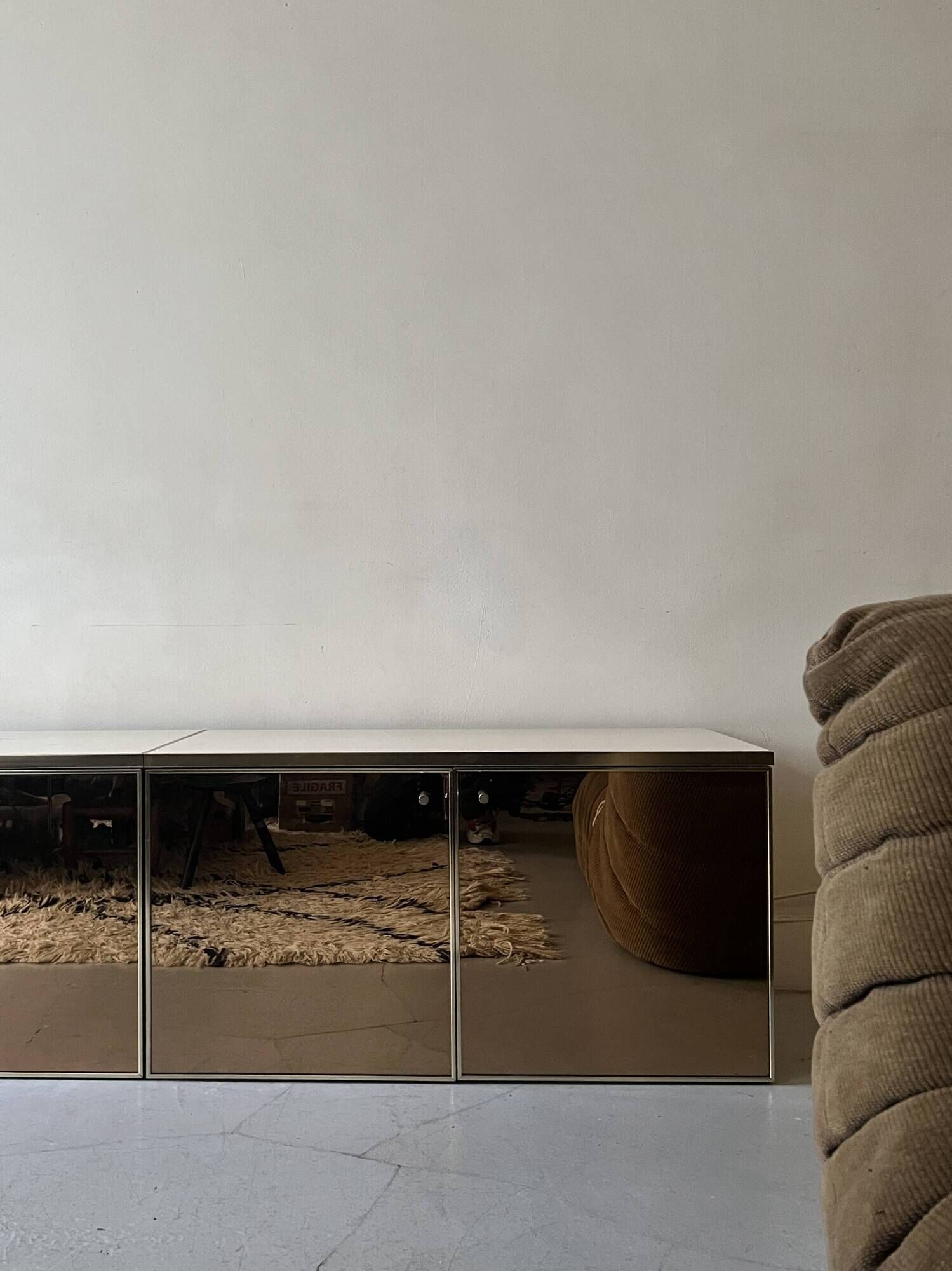 Low ivory lacquered enfilade, smoked mirror & brass JC Mahey, design 1970.