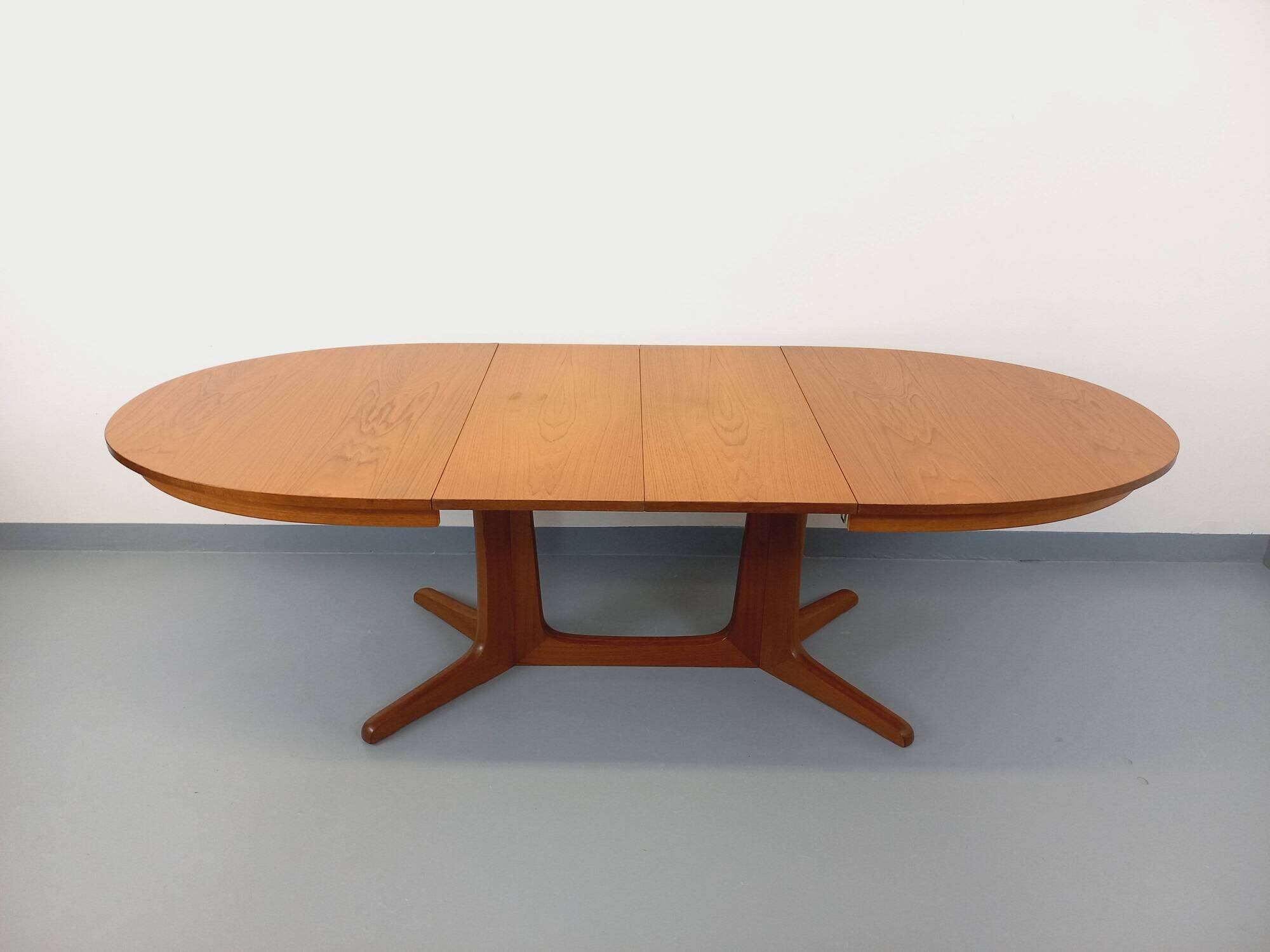 Vintage oval dining table Baumann from the 60s and 70s in teak with extension.