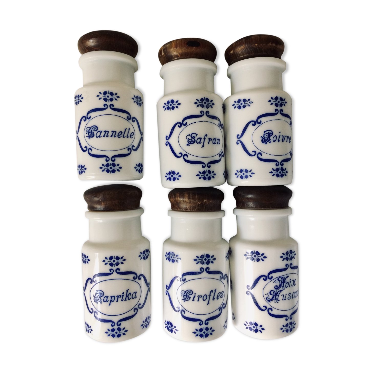 Série de 6 pots à épices vintage en opaline blanche