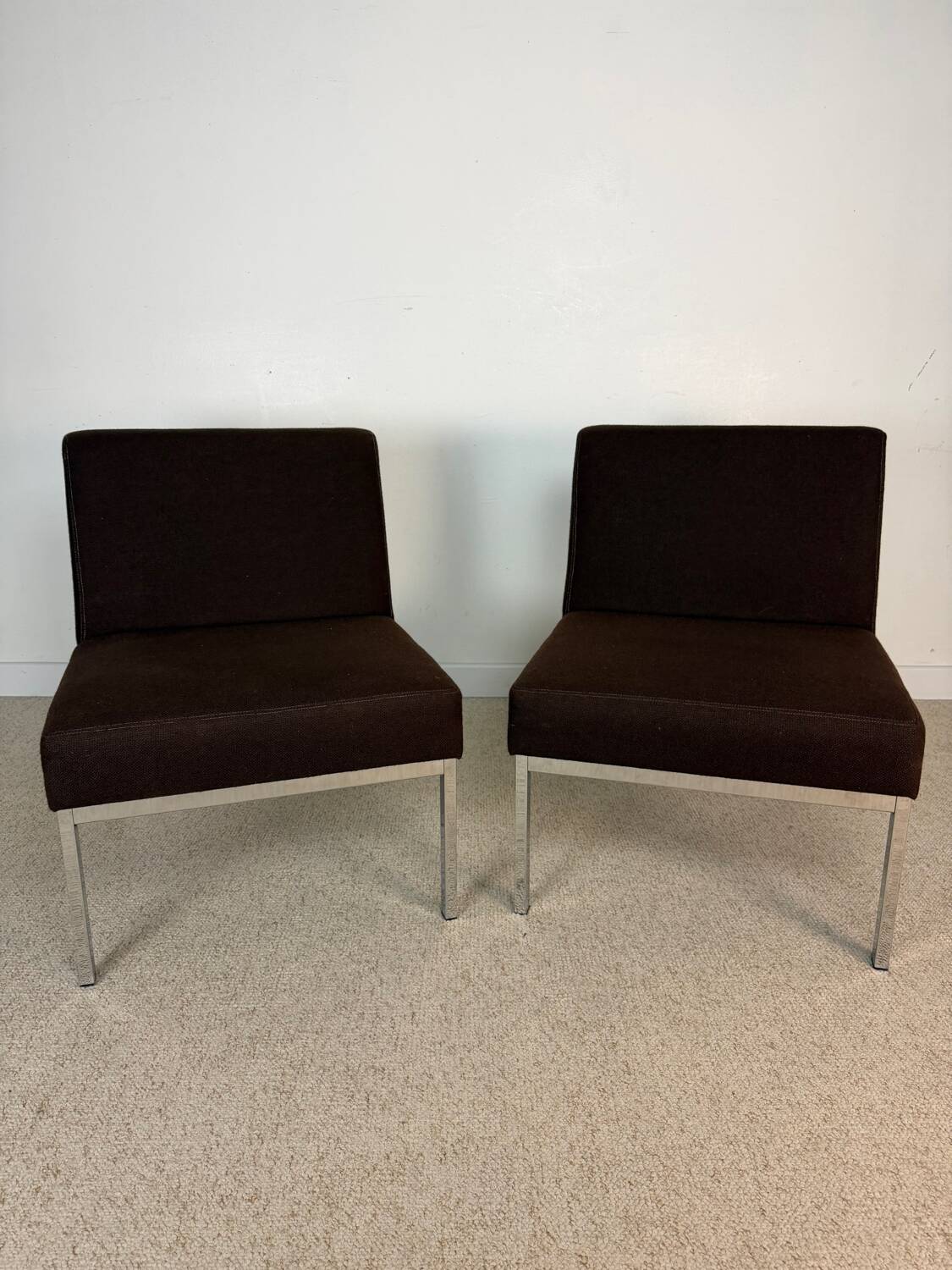 3 chauffeuses vintage – tissu brun & piètement chromé