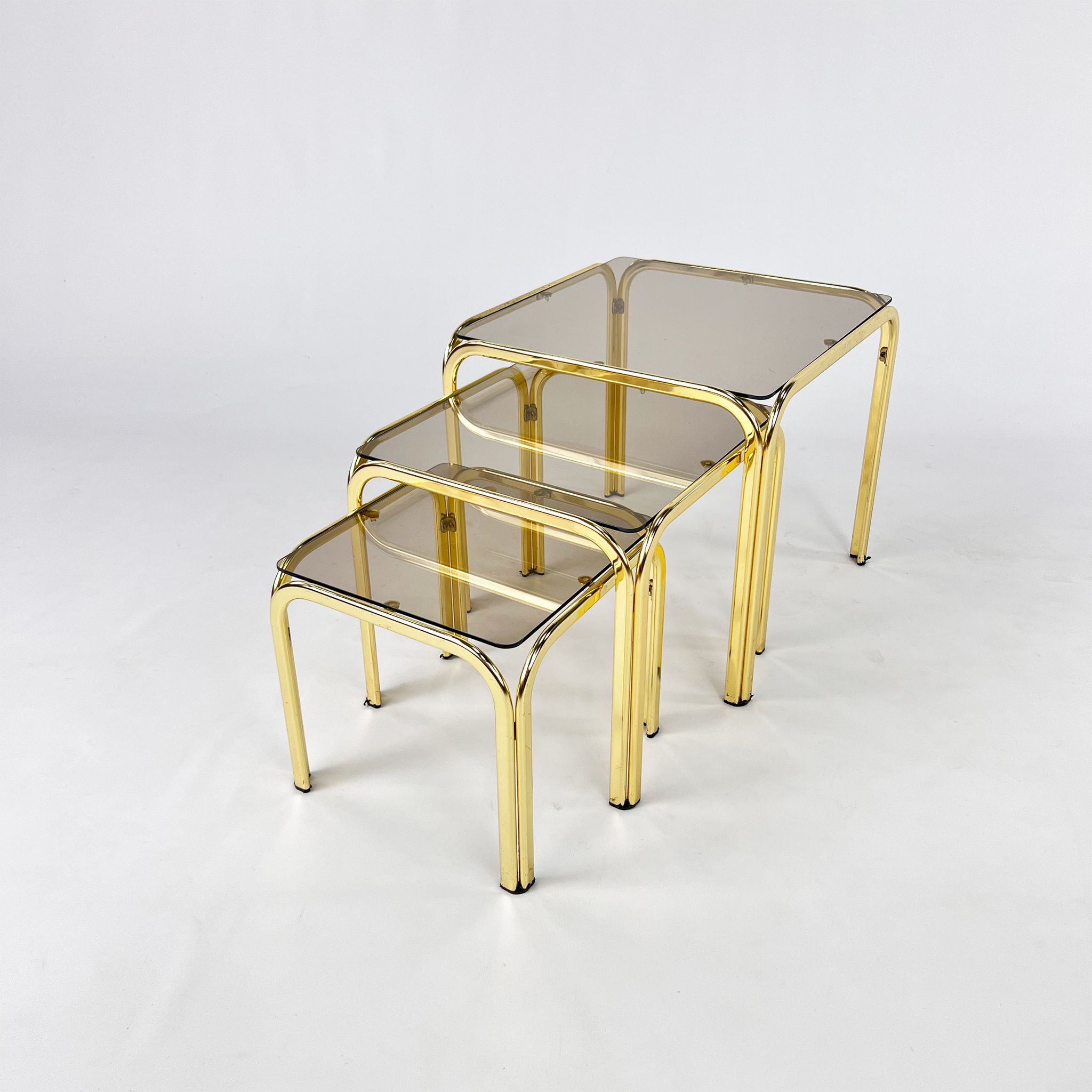Tables gigognes en laiton et verre fumé, années 1970