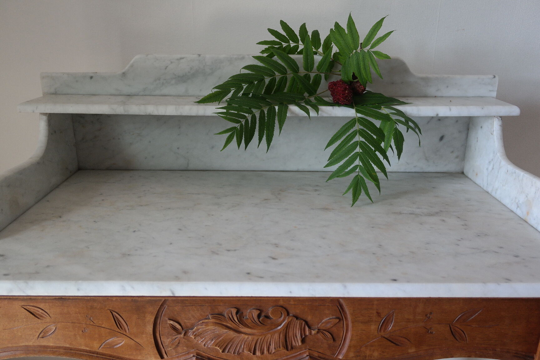 Louis XV-style toilet table in walnut and marble
