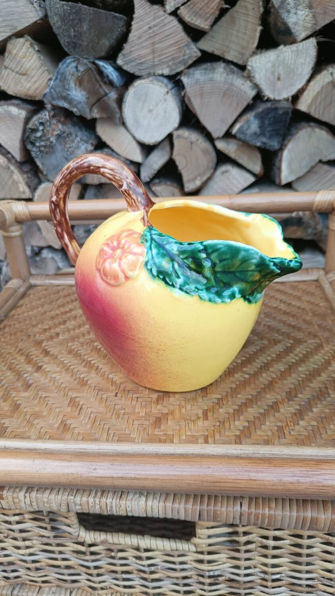 Jug in slipware apple
