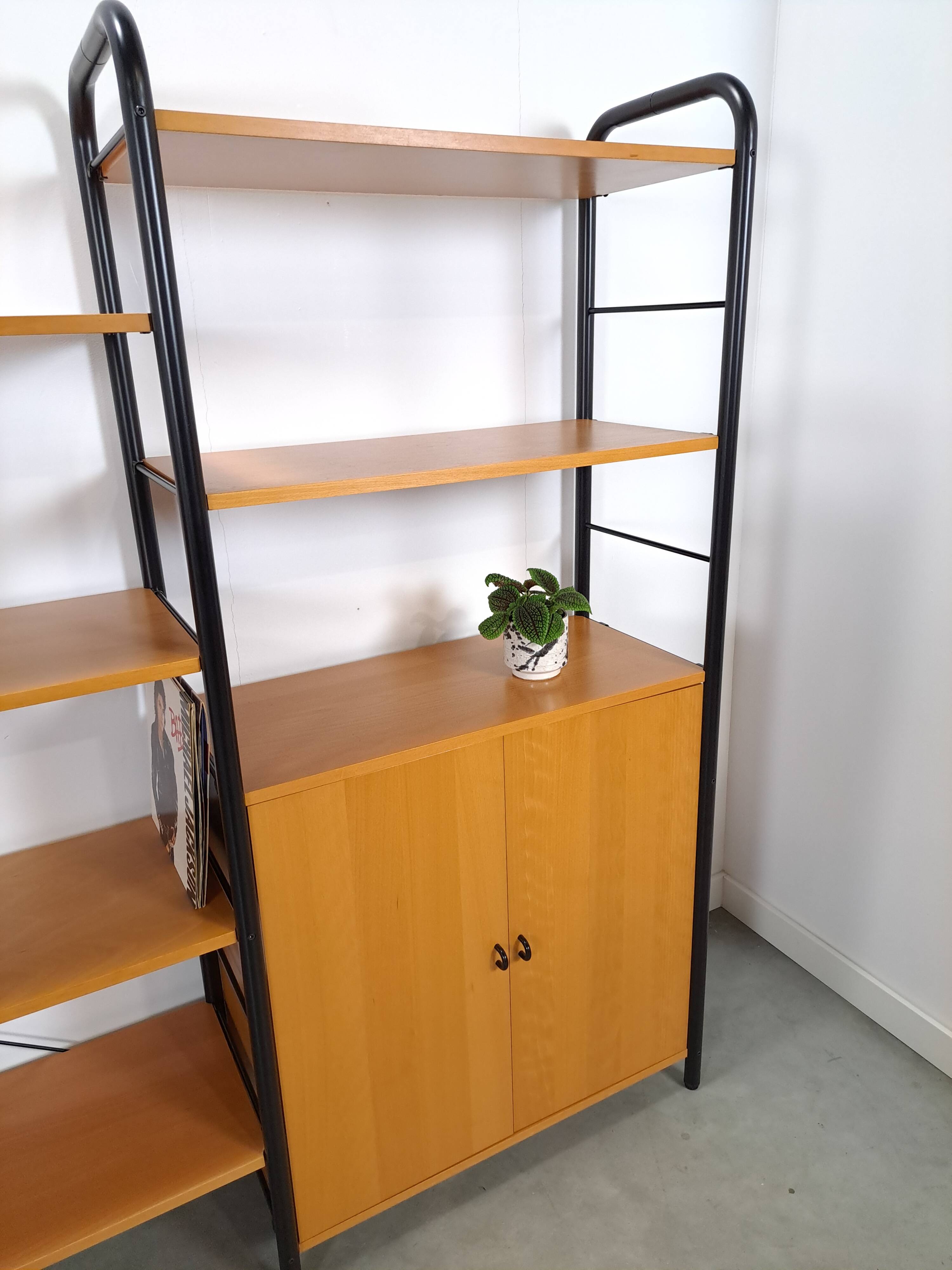 Ikea modulair wandsysteem Niklas met kasten en planken vintage