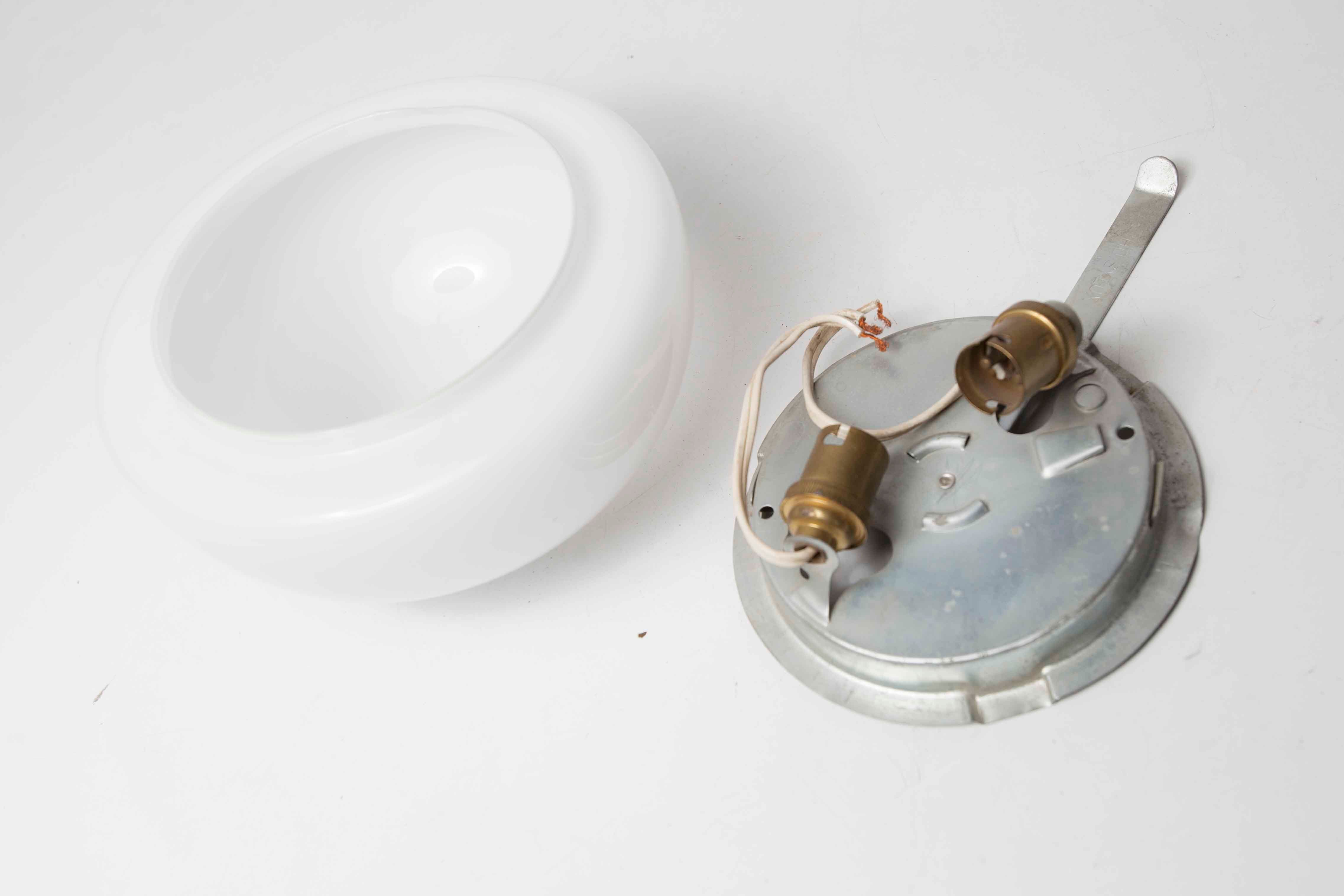 Celling in white opaline