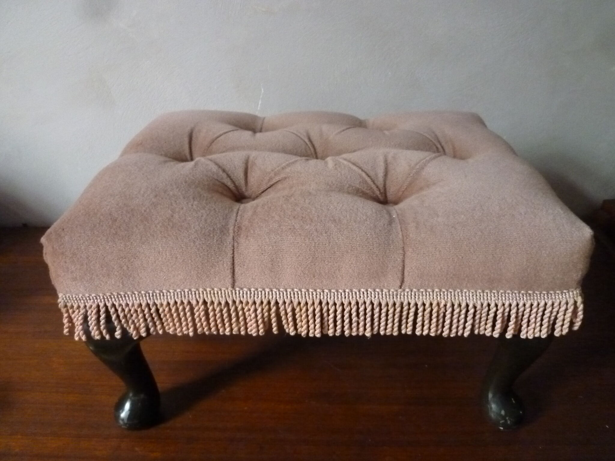 Rests English feet in velvet