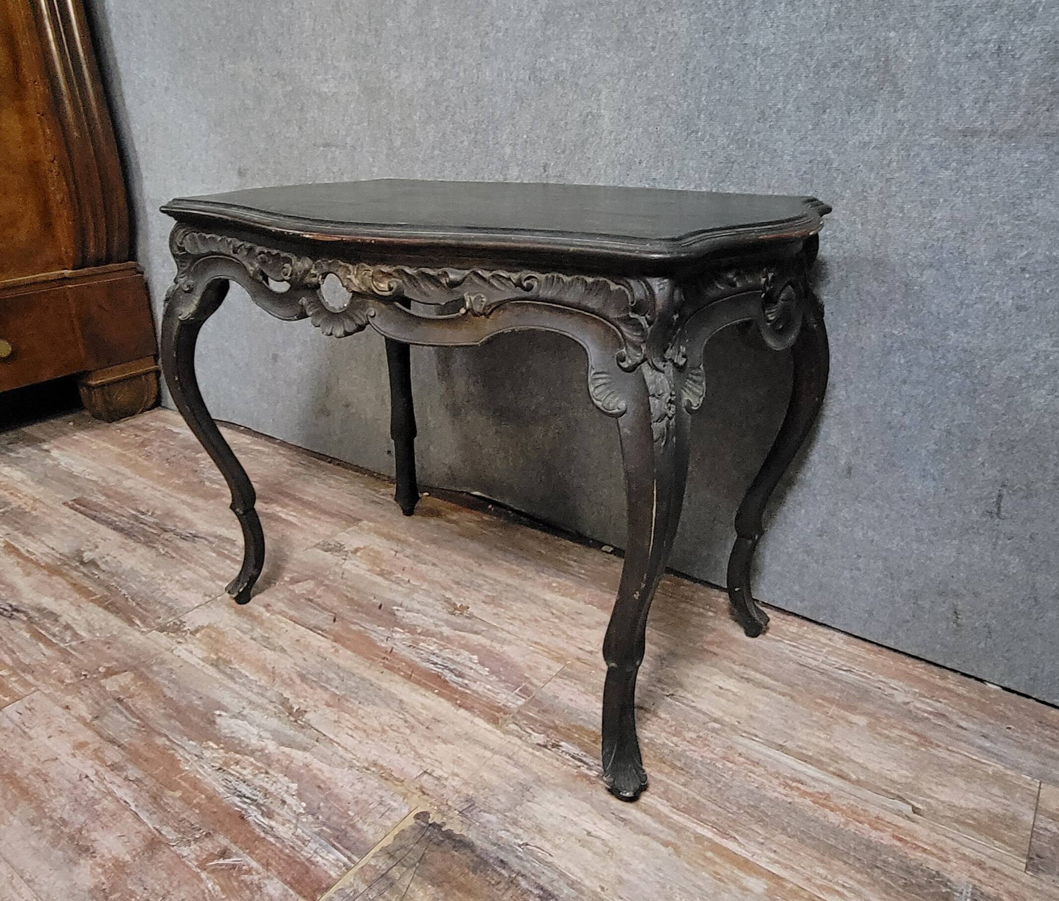 Antique desk in the Louis XV style, resting on four curved legs.