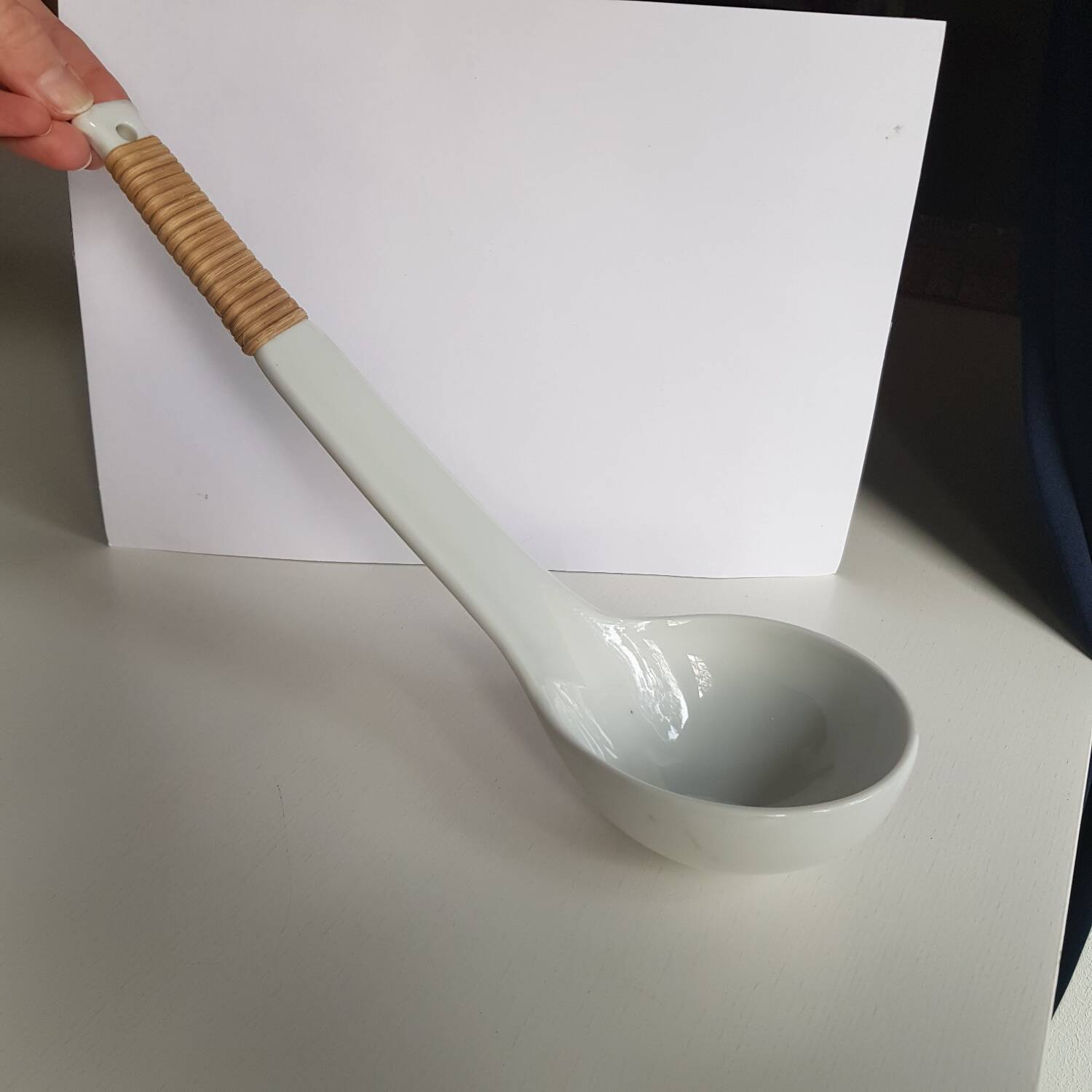 Louche de service à soupe en céramique blanche vintage