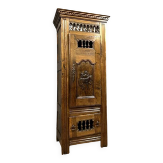 Breton bonnetière in solid oak with the owners' names engraved in the wood