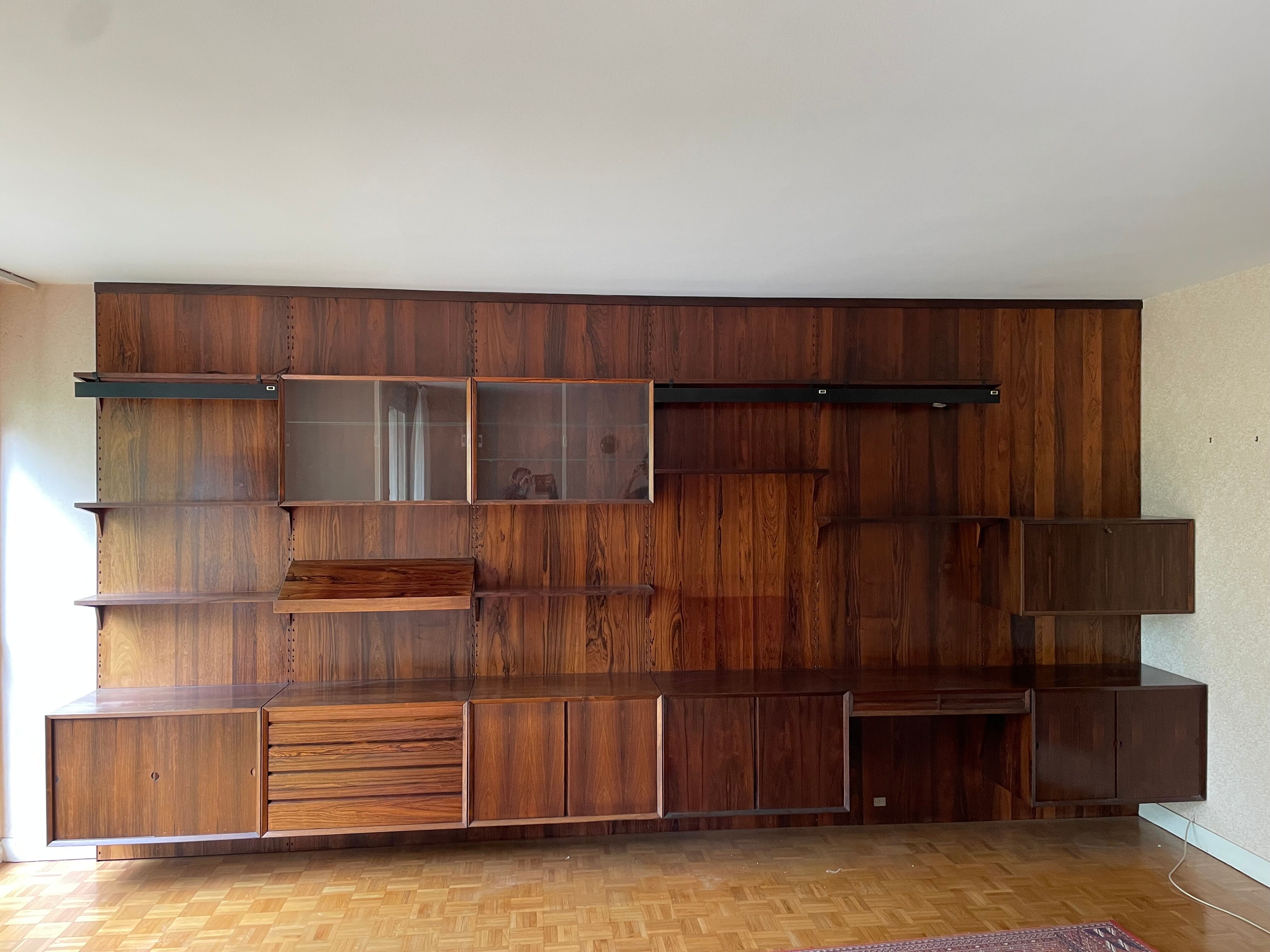 "Royal" wall system by Poul Cadovious