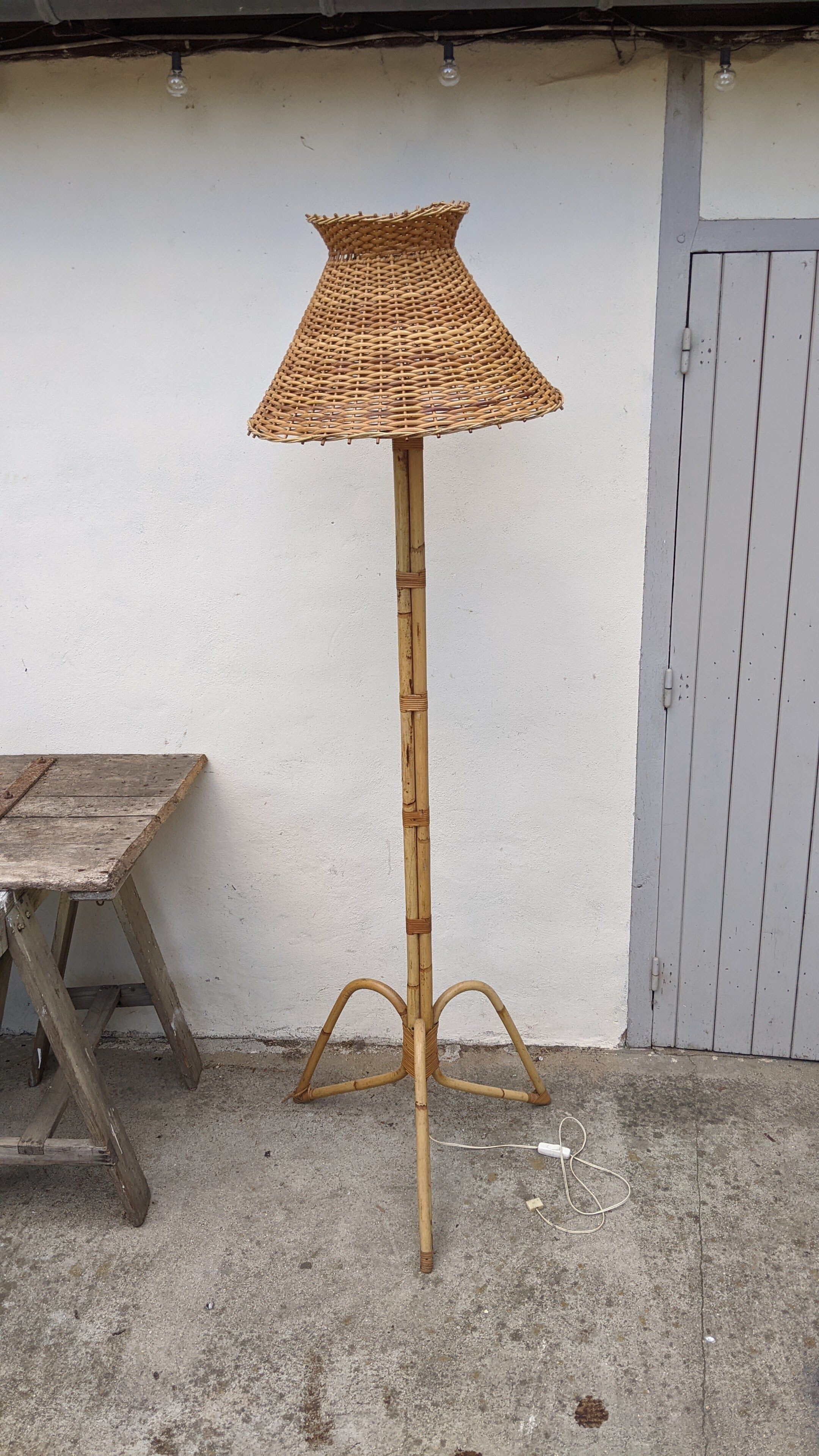 Floor lamp with vintage rattan lampshade
