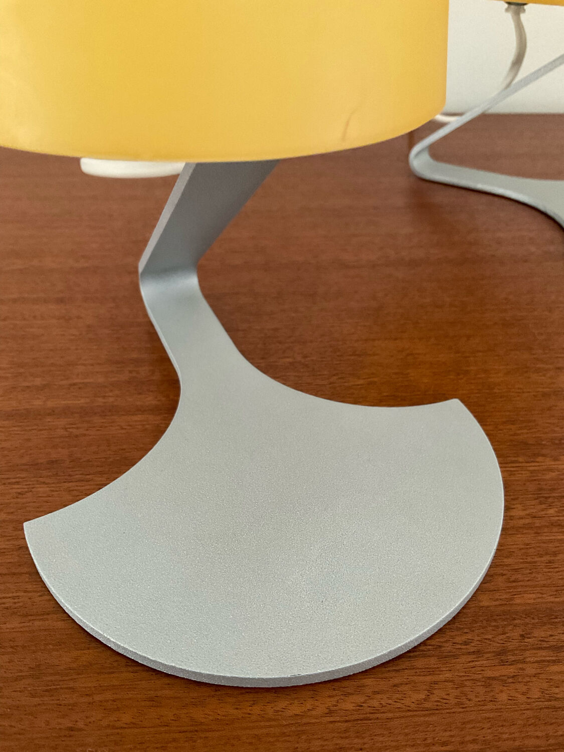 Paire de lampes design en opaline jaune et métal