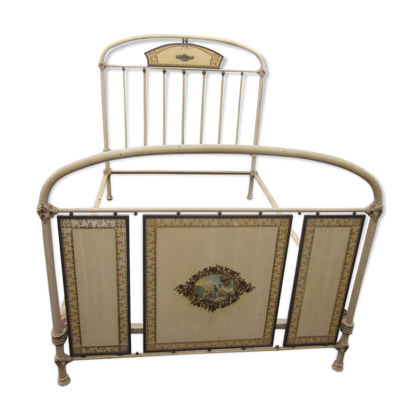 Iron bed of the 20s and 30s