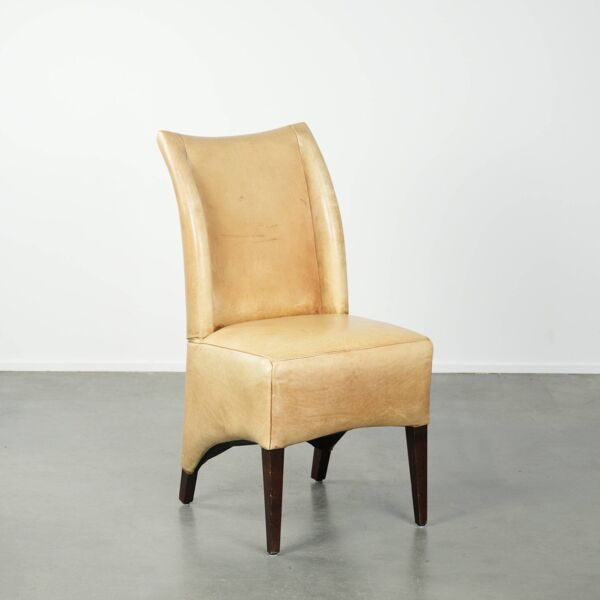 Chaise de salle à manger/chaise d'appoint/chaise de bureau en cuir de vache avec un siège confortable et un dossier haut.