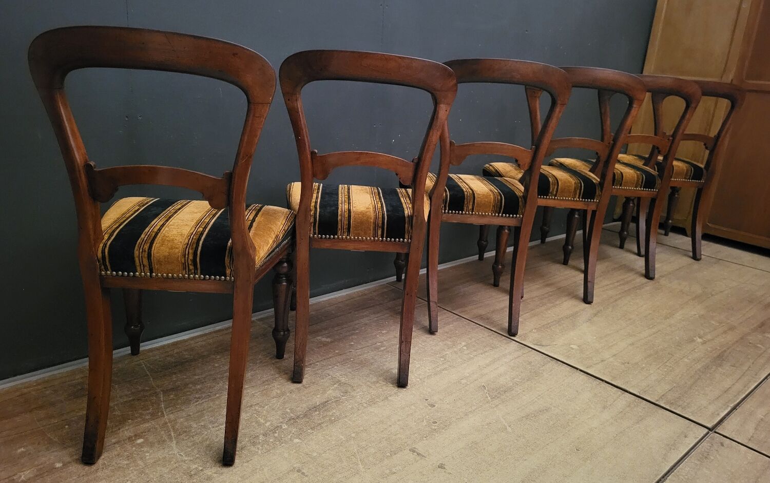Lot suite de 6 chaises signées G. Rogers. en bois massif et velours