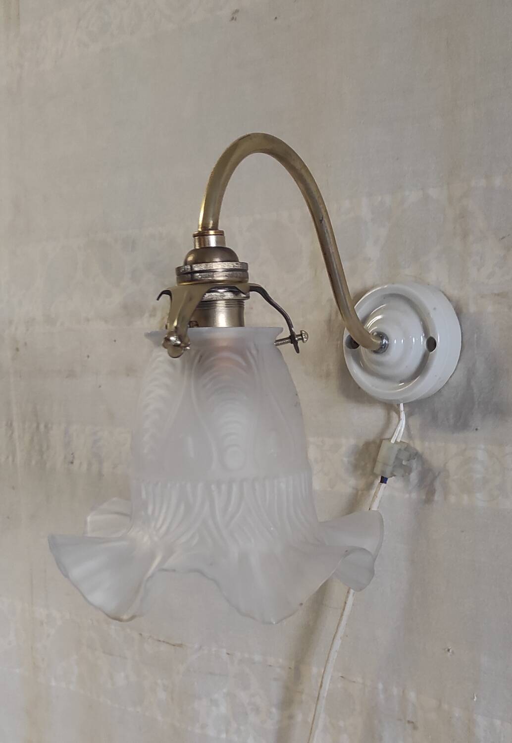 Swan neck wall light in brass, porcelain and glass - mid 20th century