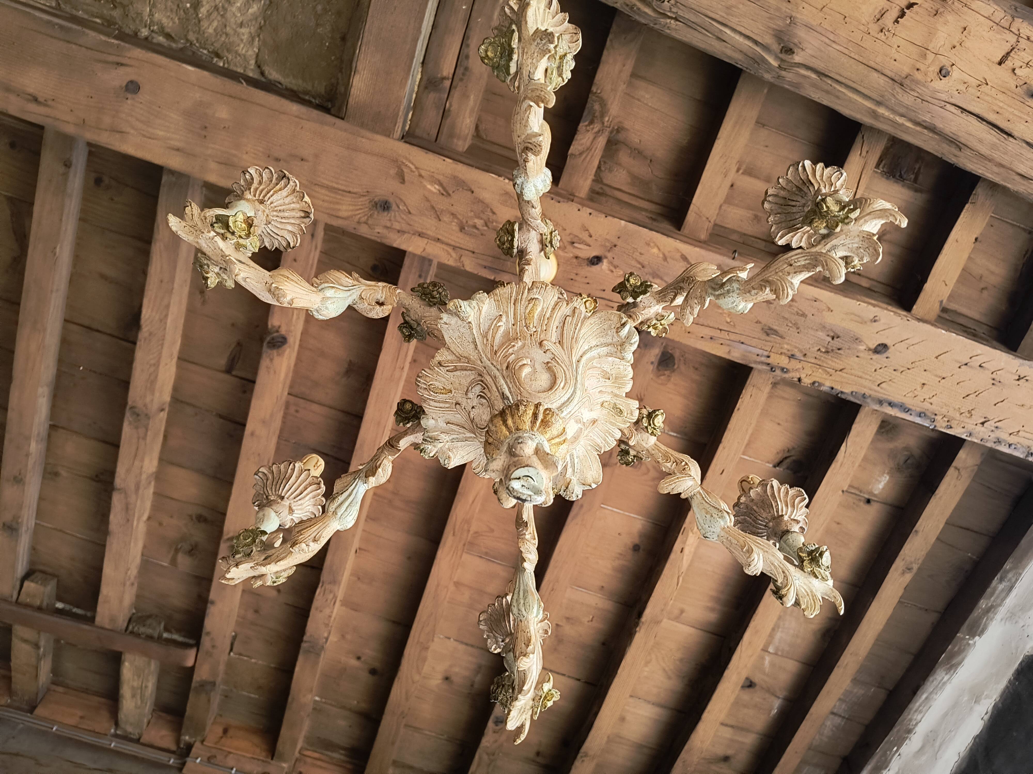 Florentine chandelier in carved wood with polychrome patina.