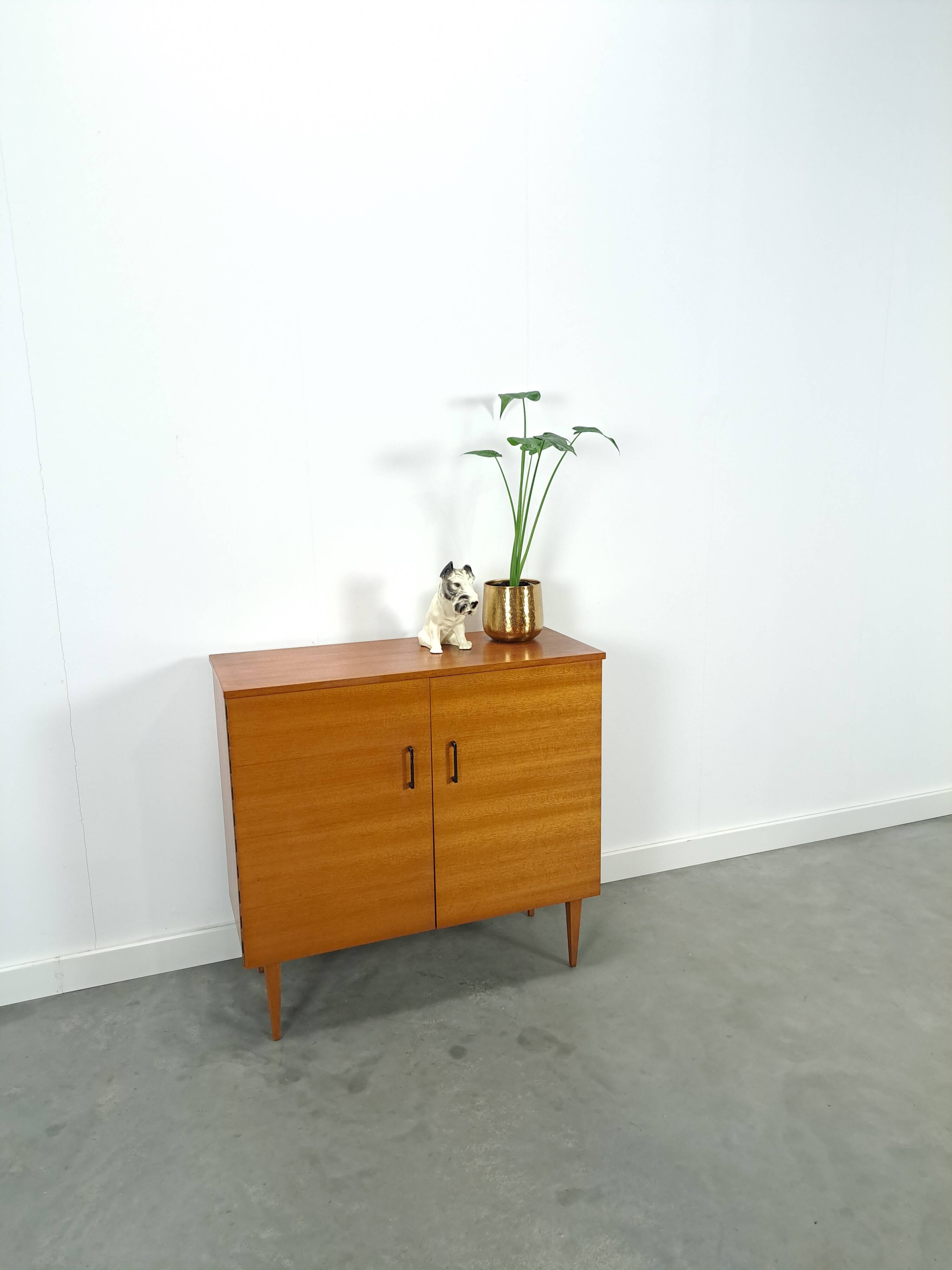 Fineer vintage schoenenkast met legplanken, Kama Möbel