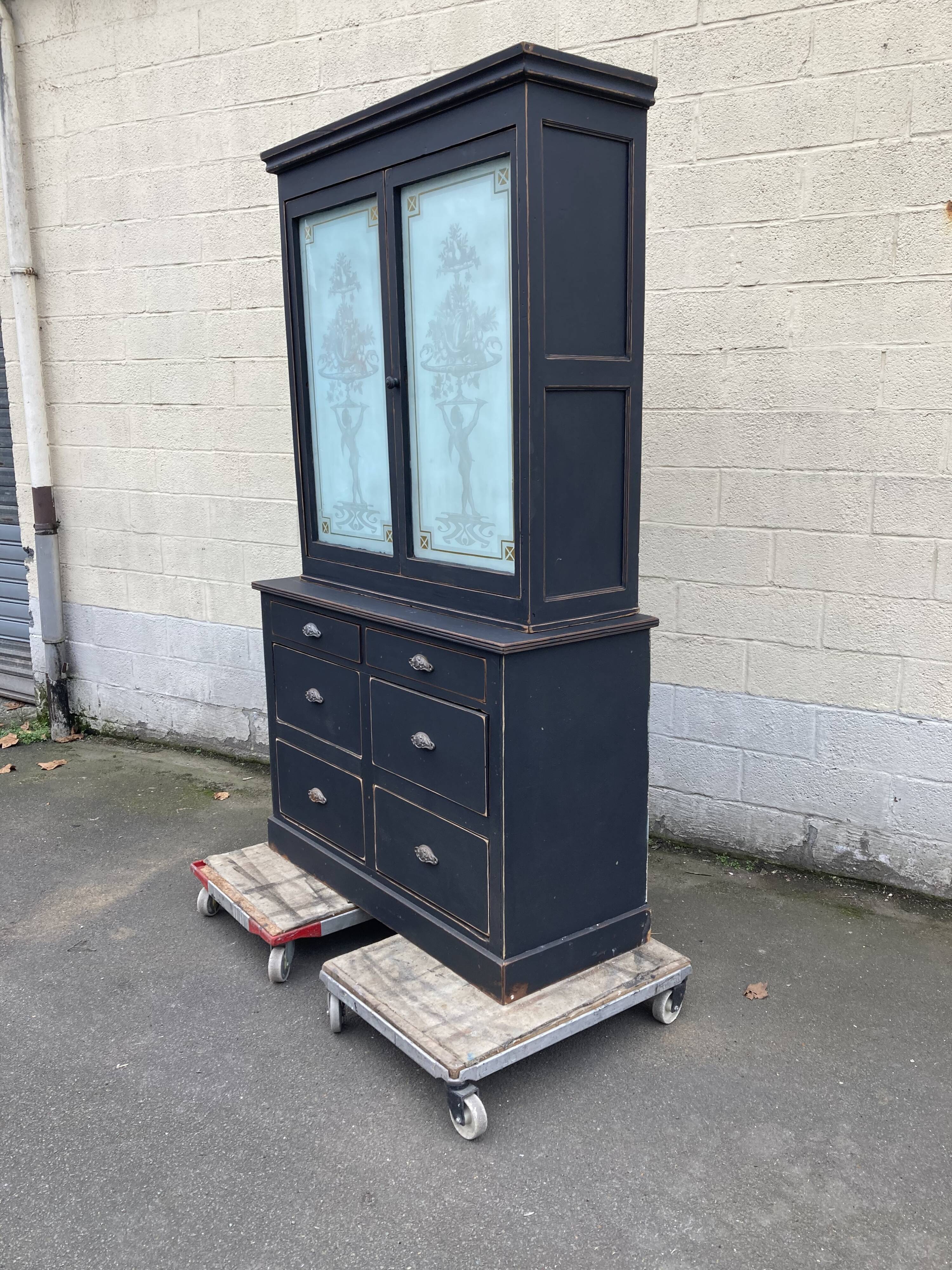 Meuble six tiroirs avec porte graver