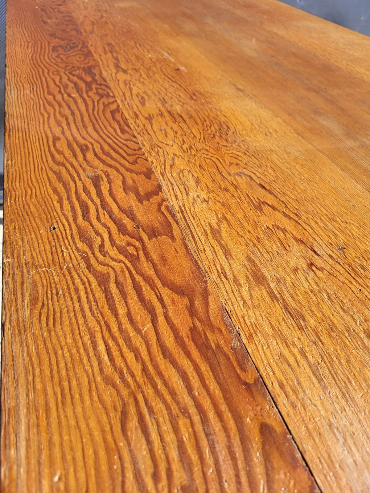 Pine farmhouse table ● Honey patina & Zebra grain