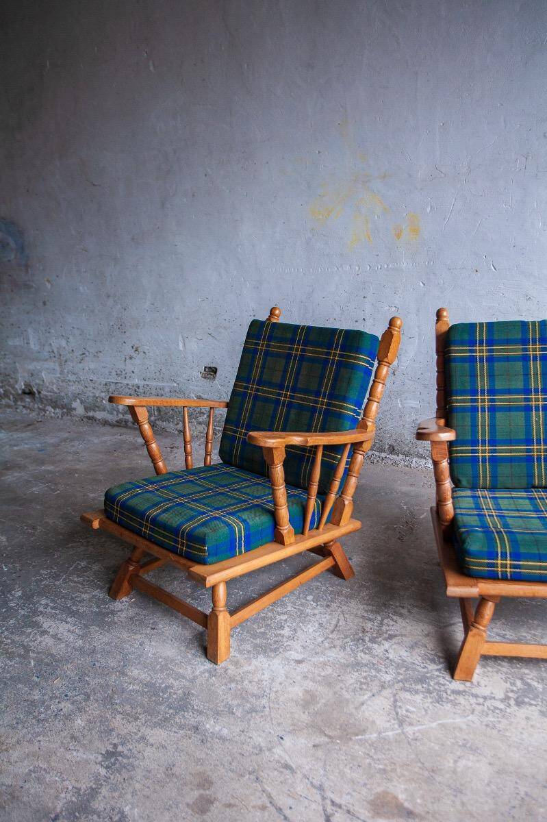 Canapé 3 places en chêne style années 50, avec tissu à carreaux vert-bleu et accoudoirs à fuseaux tournés.