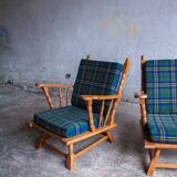 Canapé 3 places en chêne style années 50, avec tissu à carreaux vert-bleu et accoudoirs à fuseaux tournés.