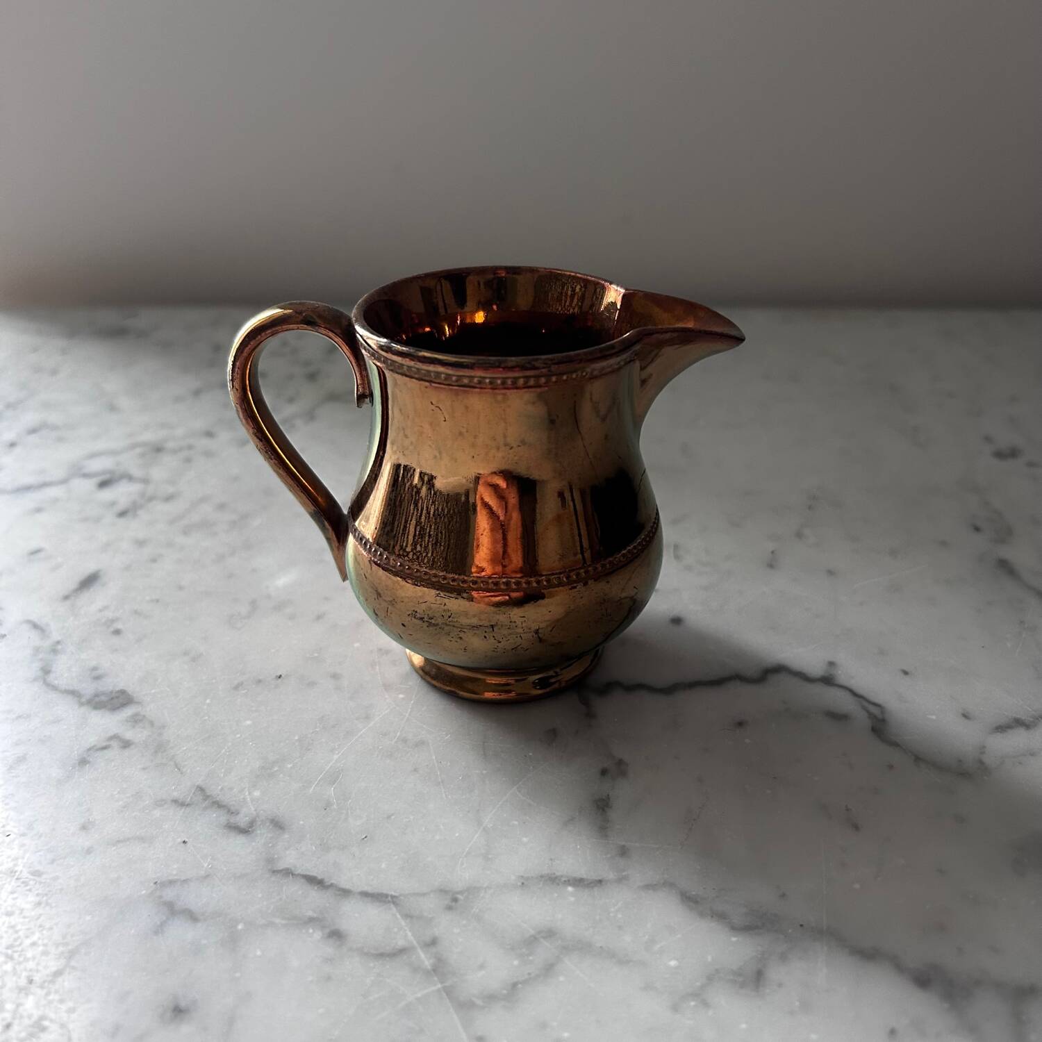 Crémier en porcelaine mordorée 