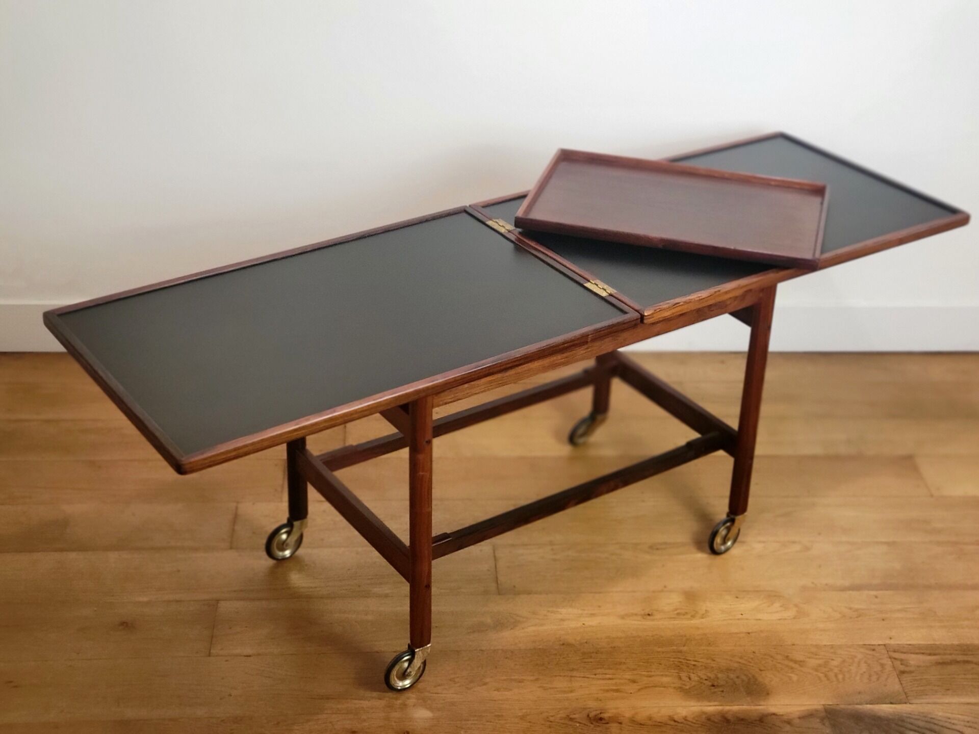 Trolley danois extensible par Kurt Østervig pour Jason Møbler en palissandre.
