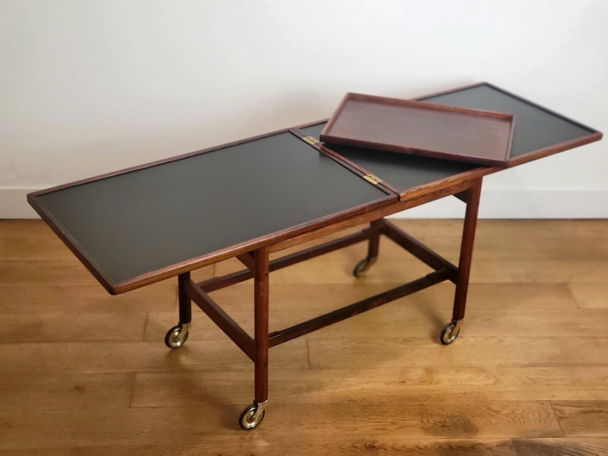 Trolley danois extensible par Kurt Østervig pour Jason Møbler en palissandre.