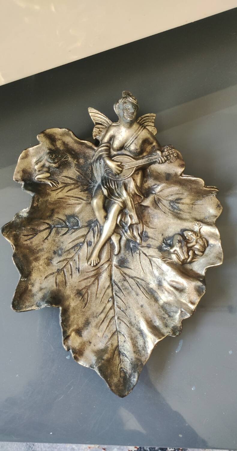 Vide poche Art Nouveau en régule, Femme à la mandoline sur feuille de vignes