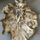 Vide poche Art Nouveau en régule, Femme à la mandoline sur feuille de vignes