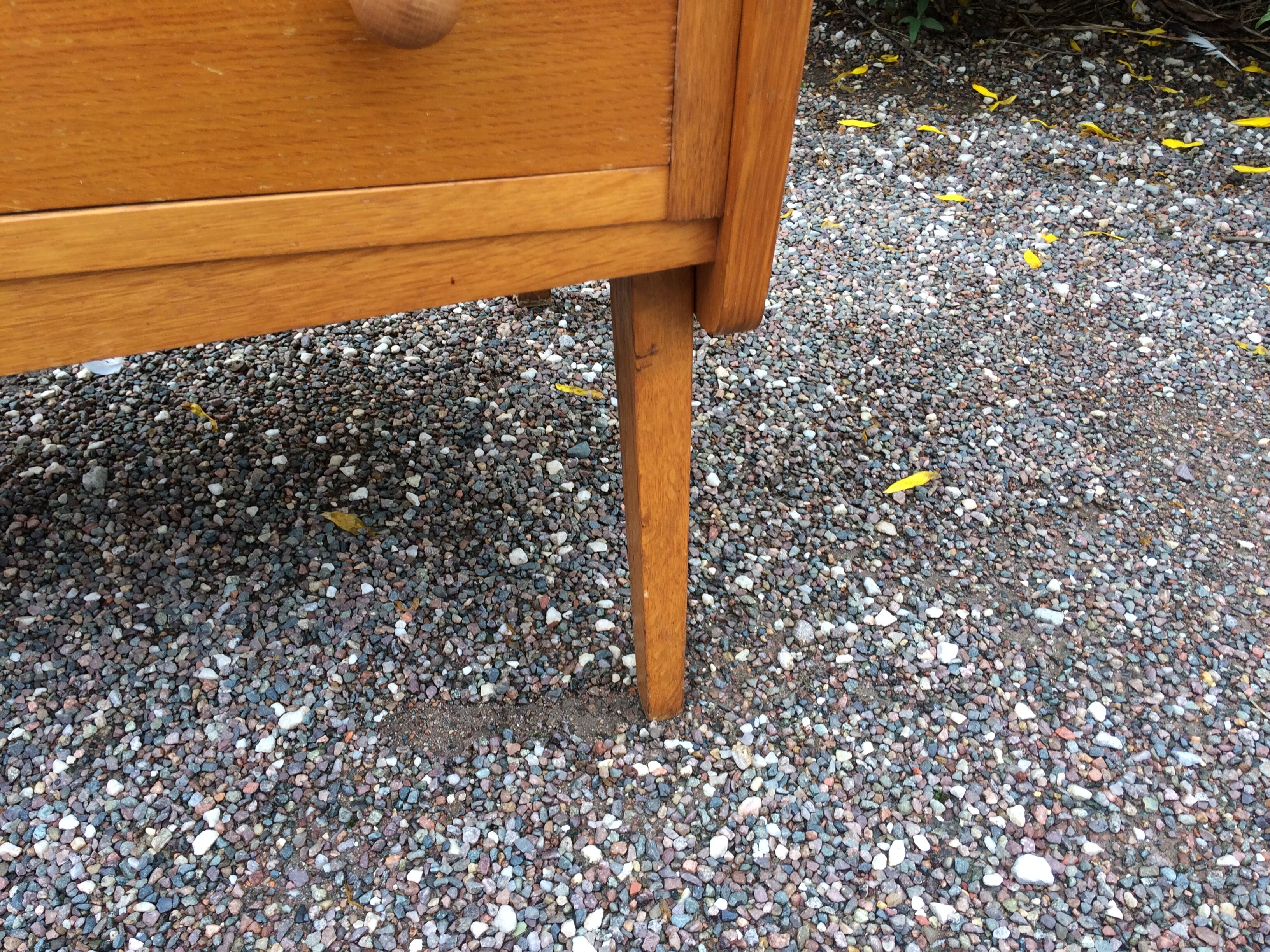 Dresser compass feet