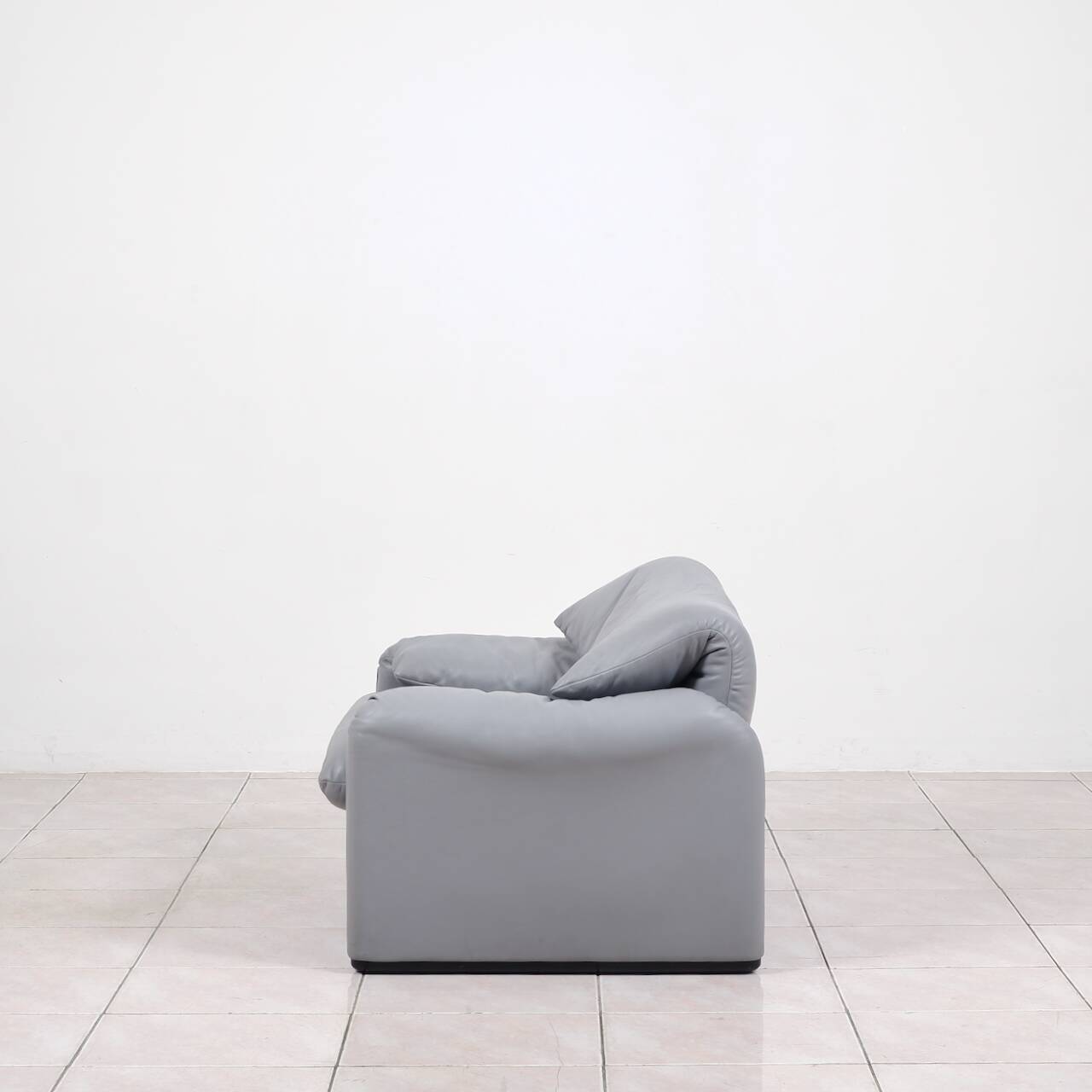 „Maralunga“ leather lounge chair by Vico Magistretti for Cassina, Italy