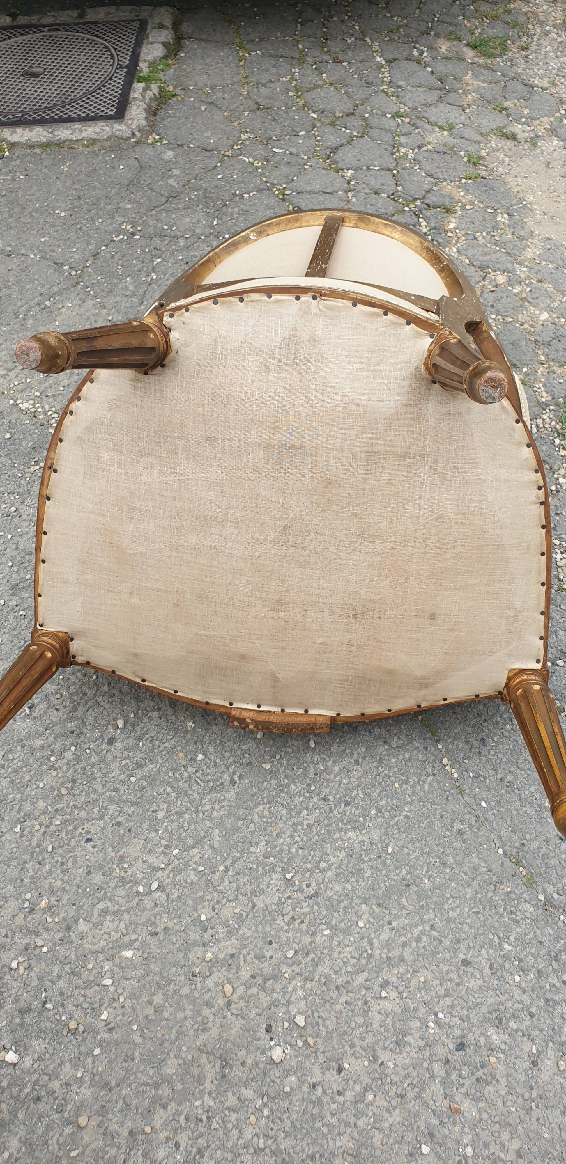 Fauteuil en bois doré à dossier médaillon de style louis xvi