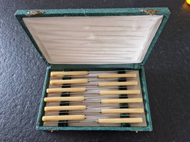 Philos - Set of 12 stainless steel dessert knives with bakelite handles.