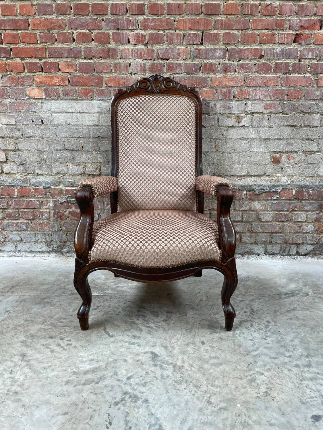 Fauteuil français en bois sculpté