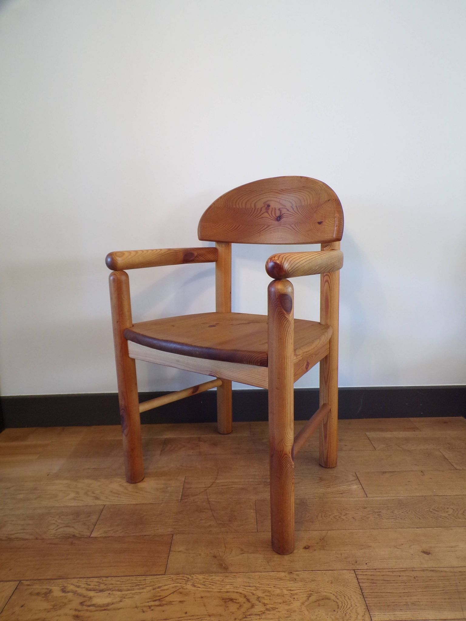Fauteuil Rainer Daumiller en pin huilé