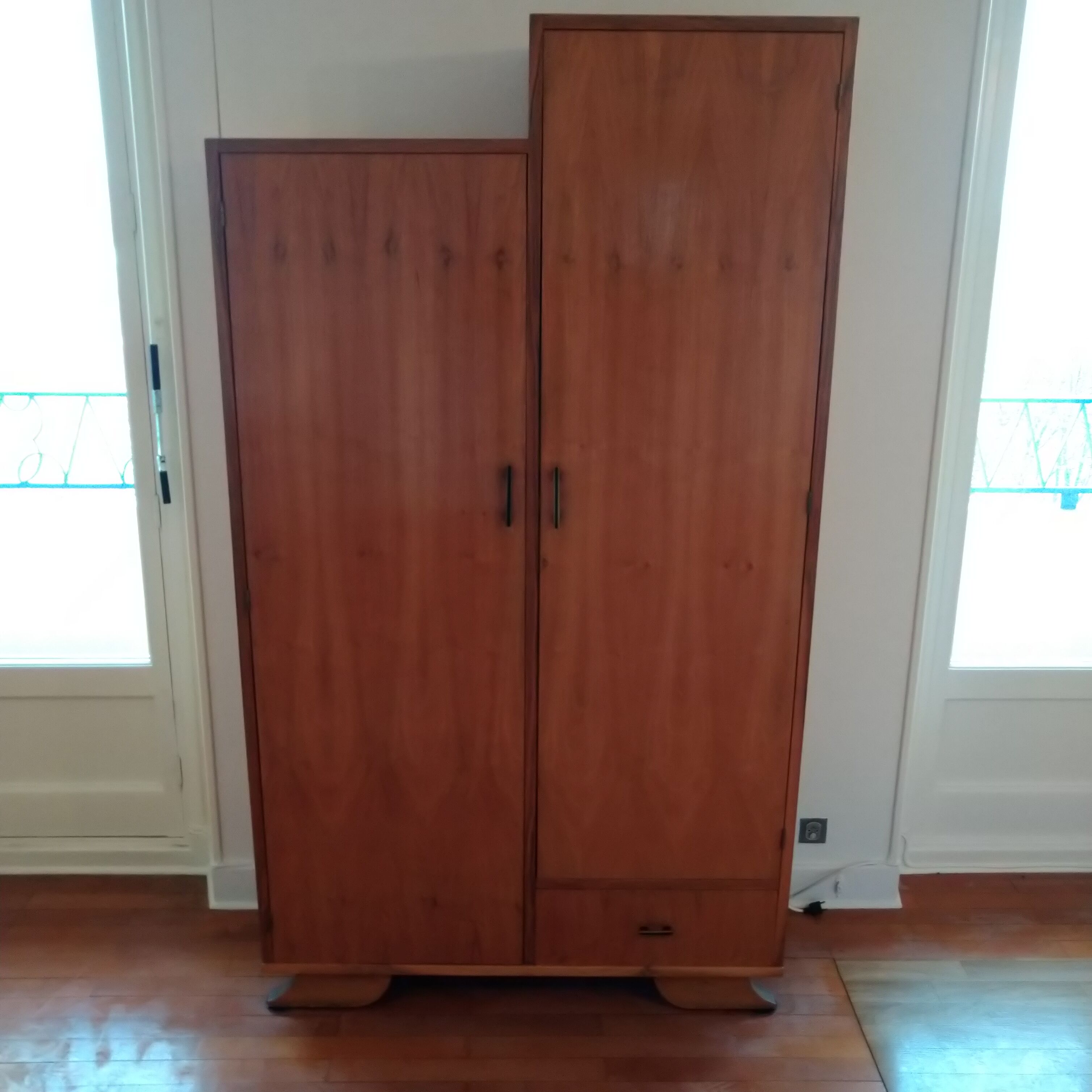 Asymmetrical cabinet