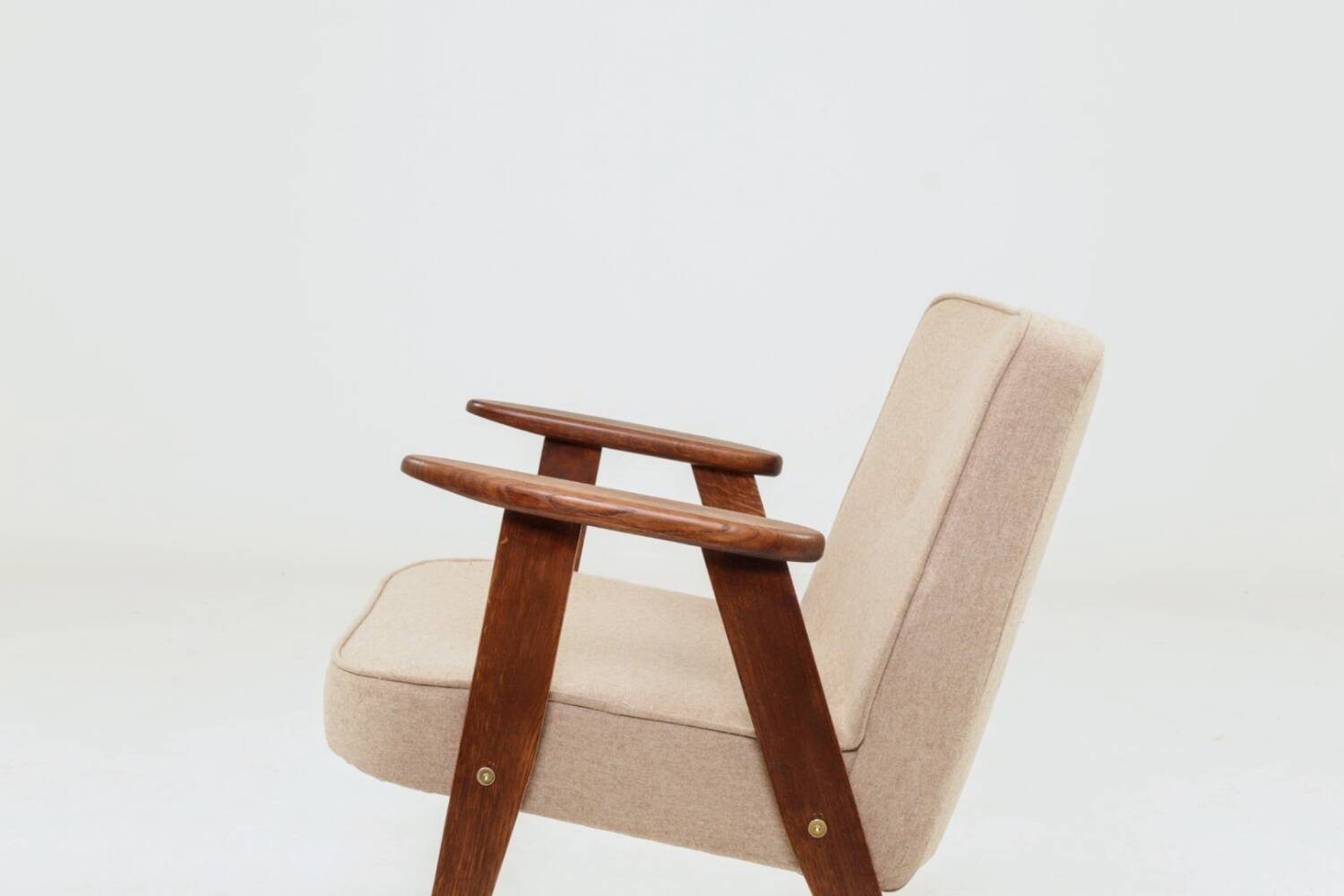 Mid-century modern armchair in camel wool with oak wood.