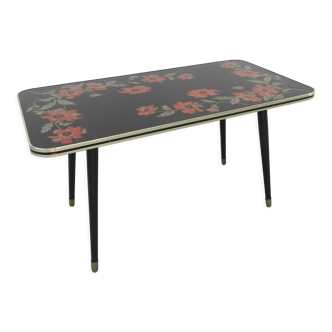 Table basse vintage avec plateau en verre et pieds inclinés et effilés