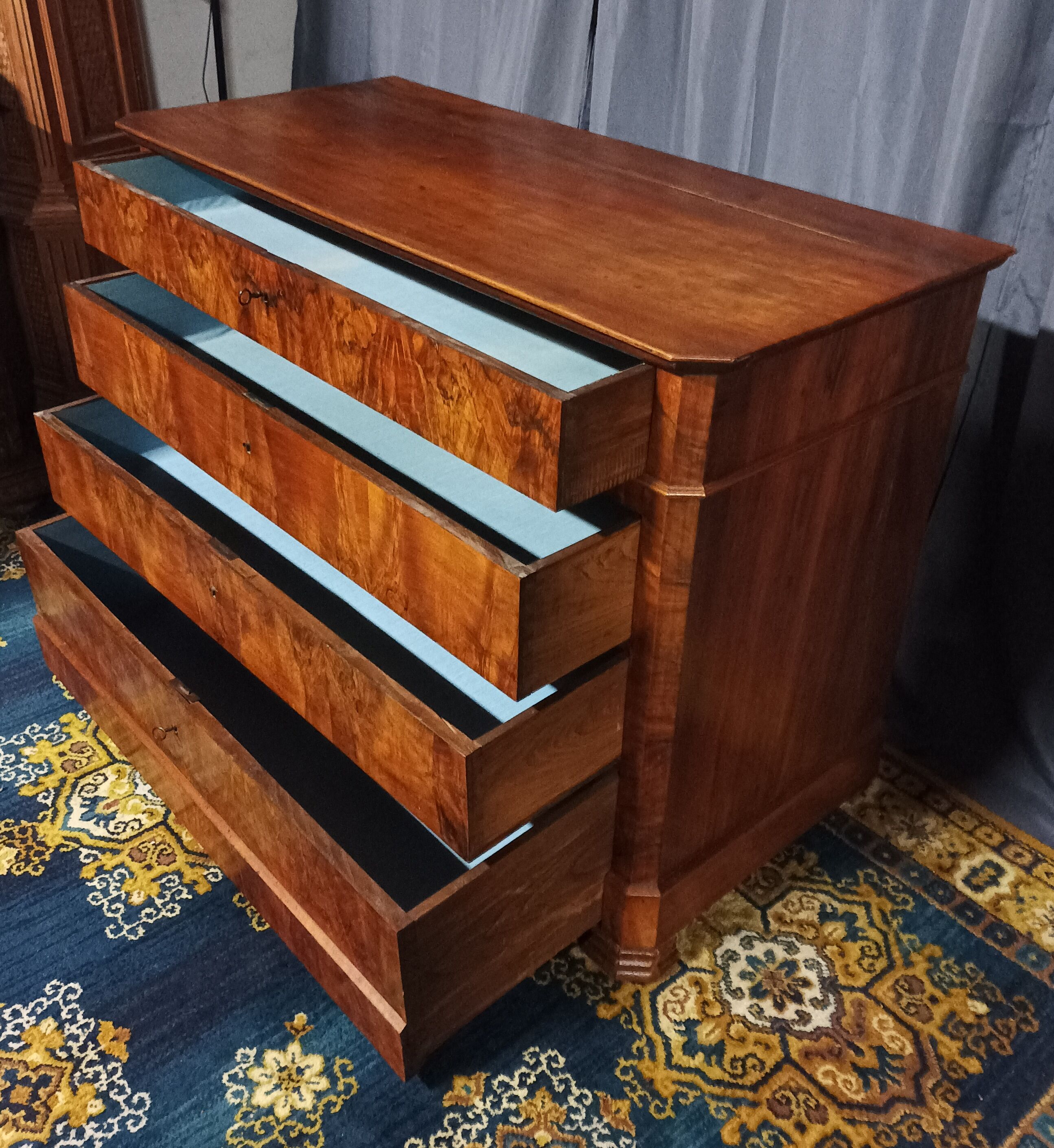 Commode Louis Philippe en ronce de noyer XIXème