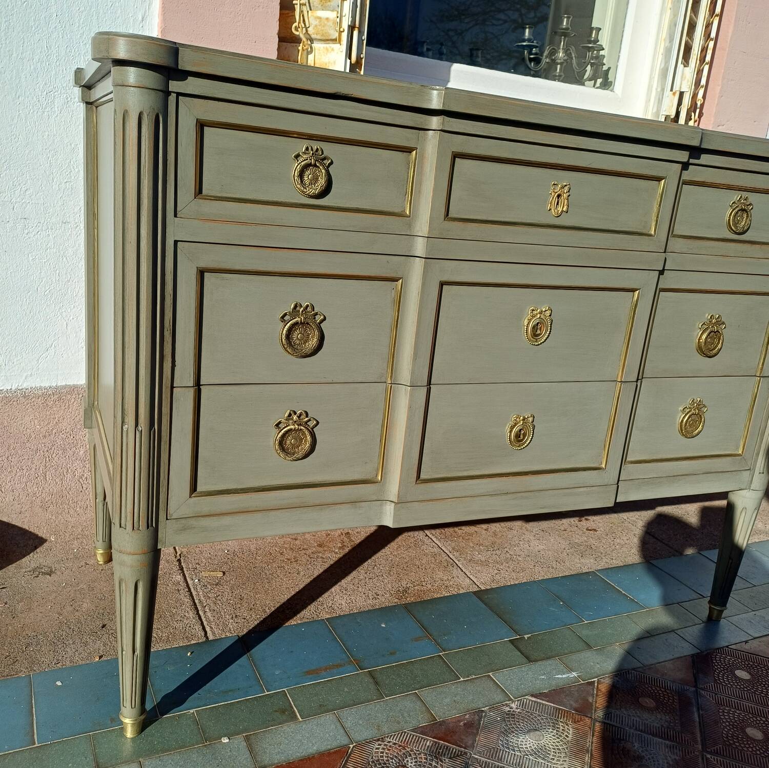 Louis XVI style patinated chest of drawers with 3 drawers.
