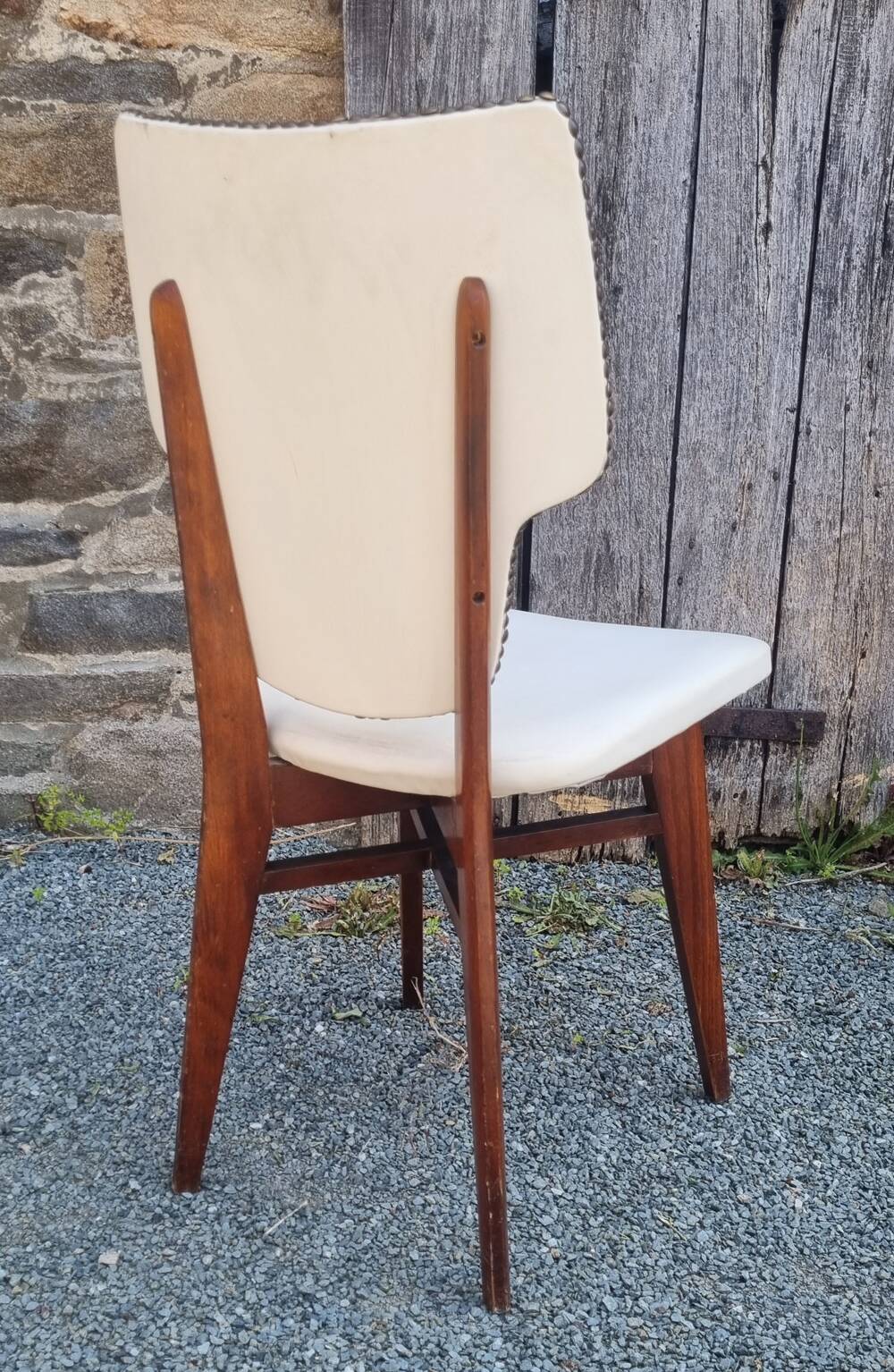 Lot de 6 chaises de salle à manger, bois et skaï blanc clouté, vintage, années 50