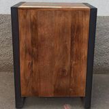 Petite commode en bois coloré et tiroirs en métal
