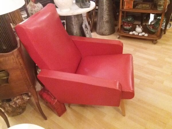 Fauteuil en skai rouge et pieds compas vers 1950