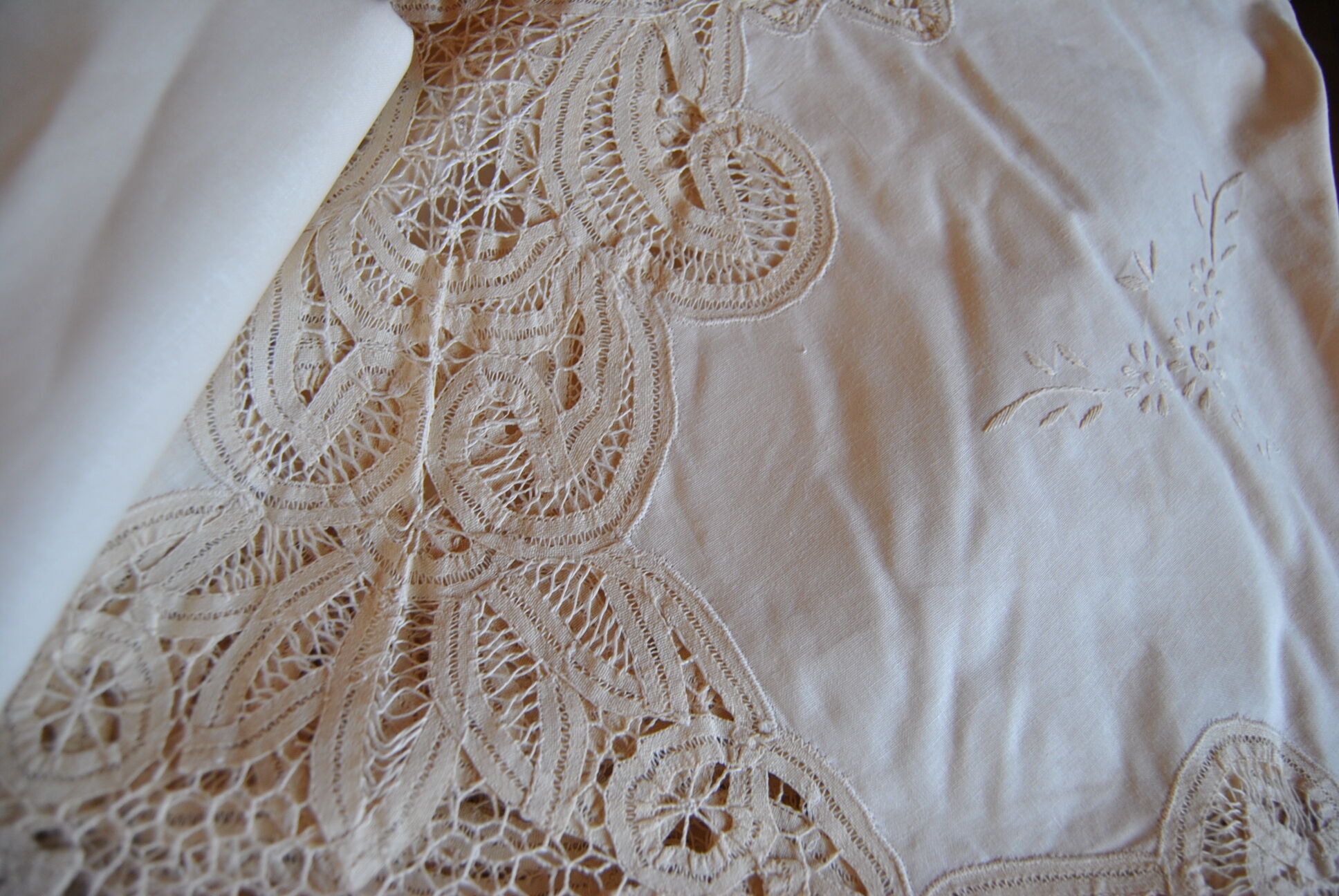 Hand embroidery tablecloth 170x260 + 12 matching towels