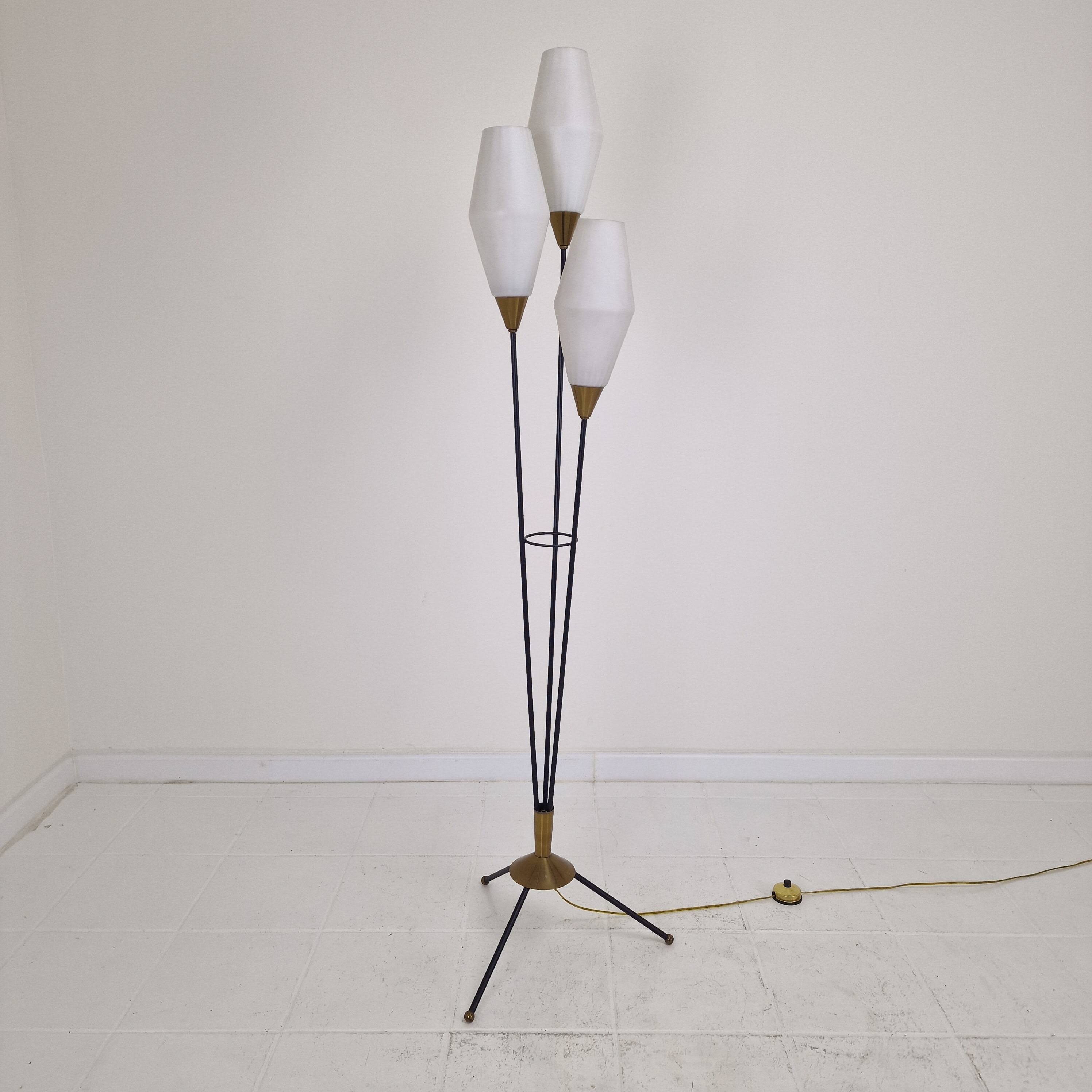 Lampadaire trépied en verre opalin et laiton, Italie, années 1950
