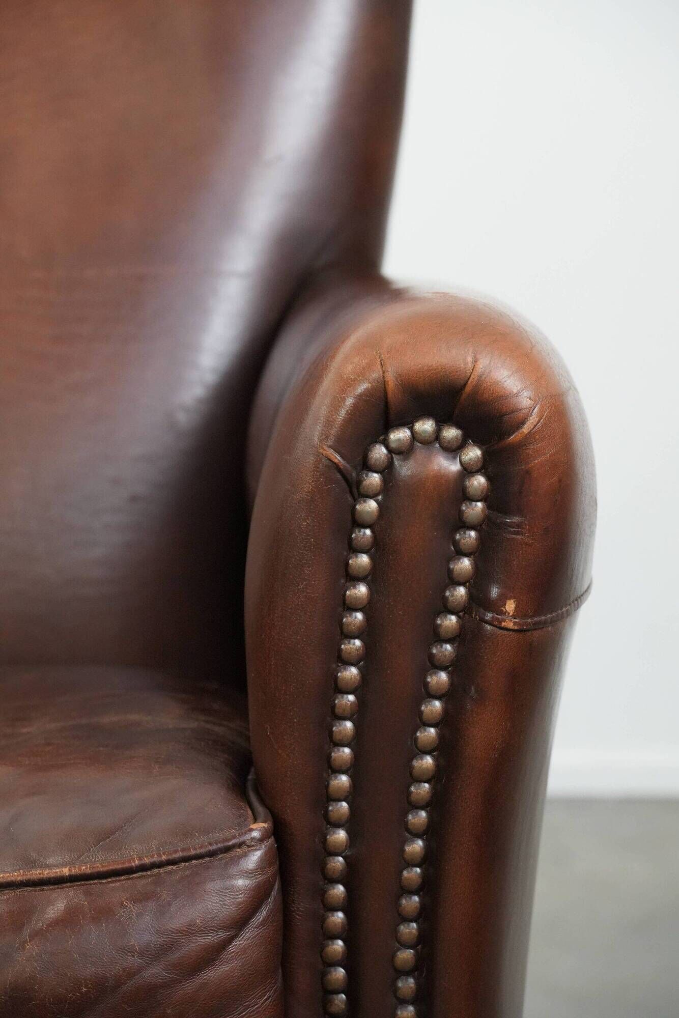 Ensemble de deux fauteuils en cuir de mouton vintage au caractère marqué.