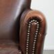 Ensemble de deux fauteuils en cuir de mouton vintage au caractère marqué.