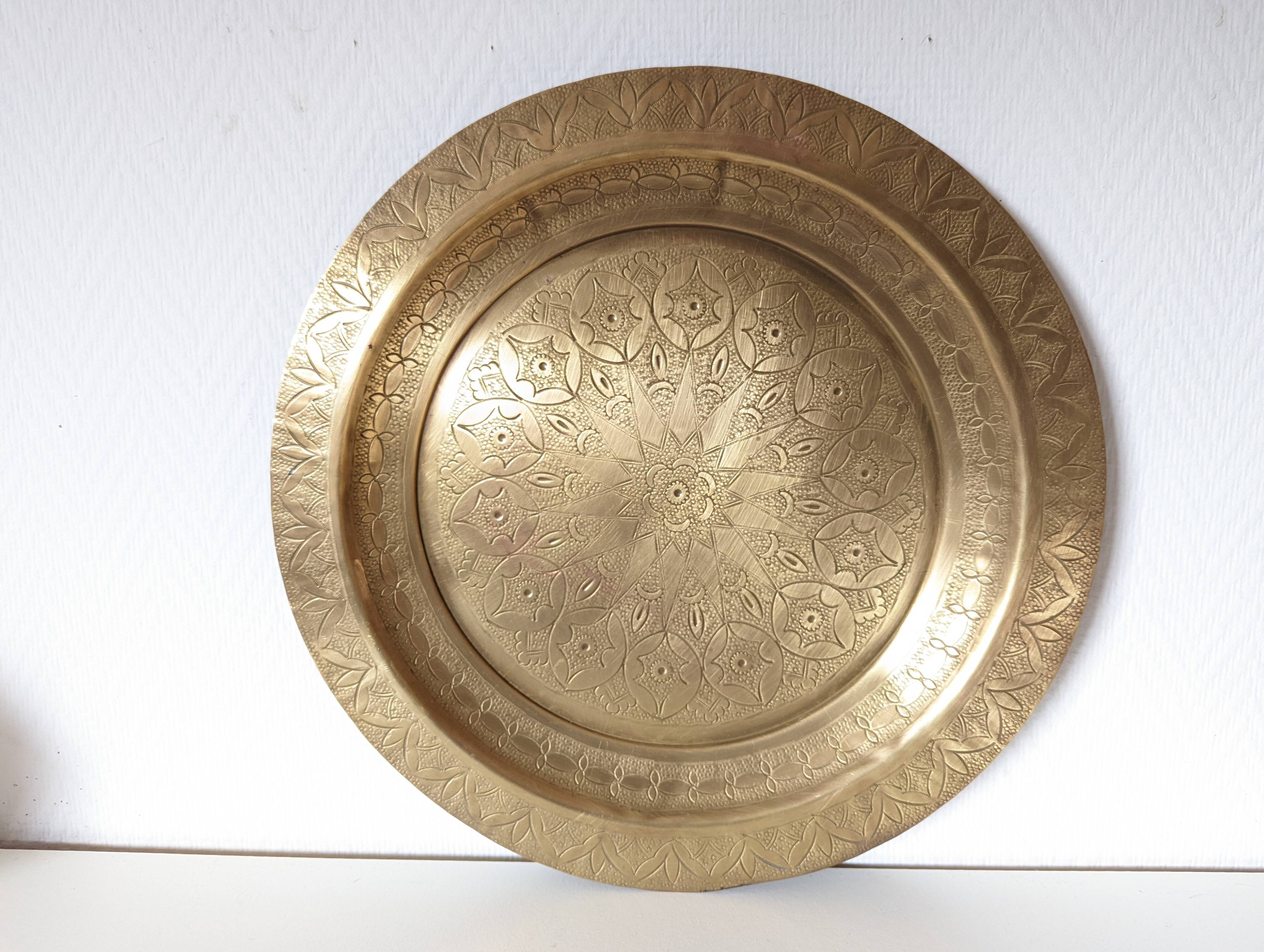 Plateau marocain gravé rond métal doré , cuivre jaune